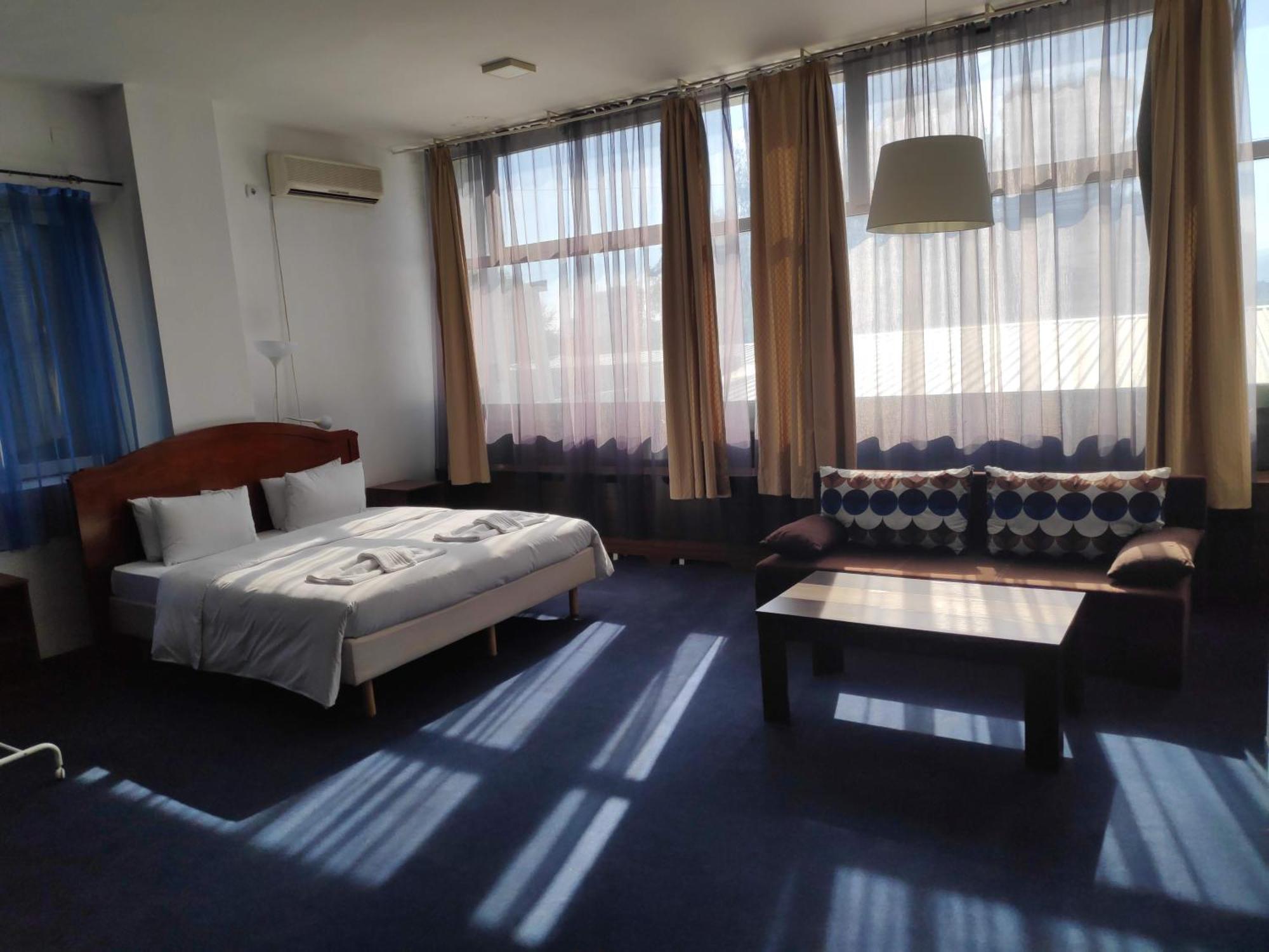 Hostel Log Inn Skopje Extérieur photo